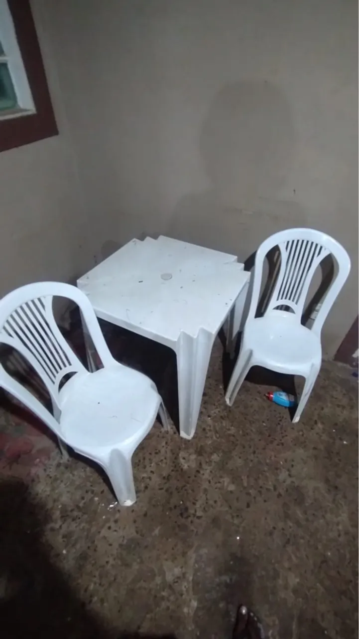 Conjunto de mesa e cadeiras de plástico