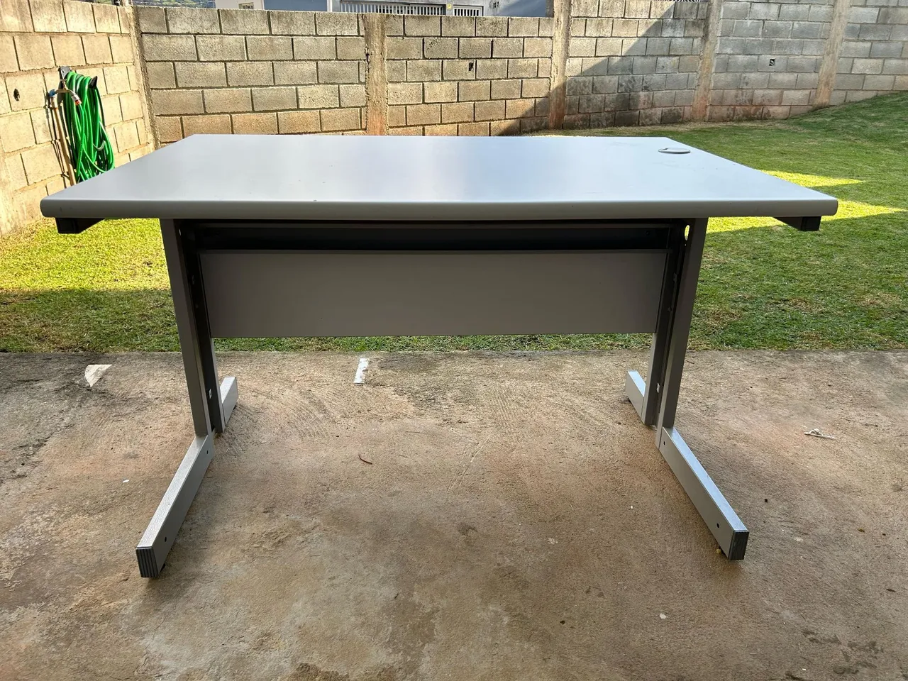 Mesa de escritório, Metalon reforçado com calha elétrica