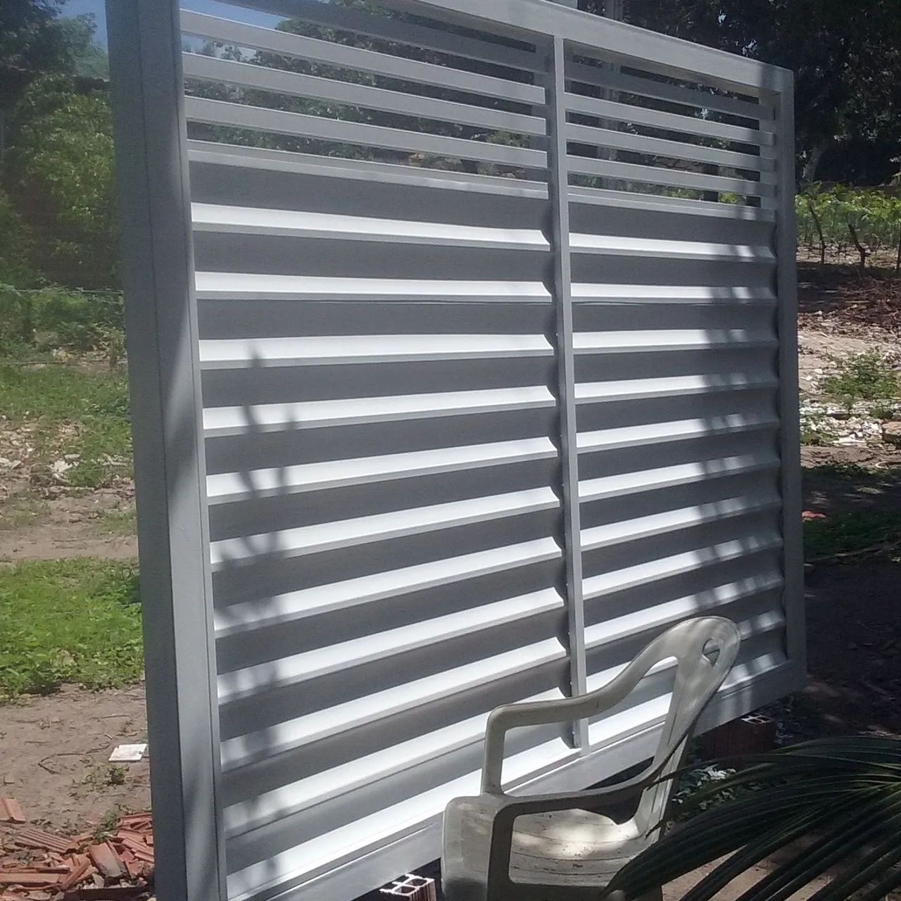 Portão de alumínio com design moderno