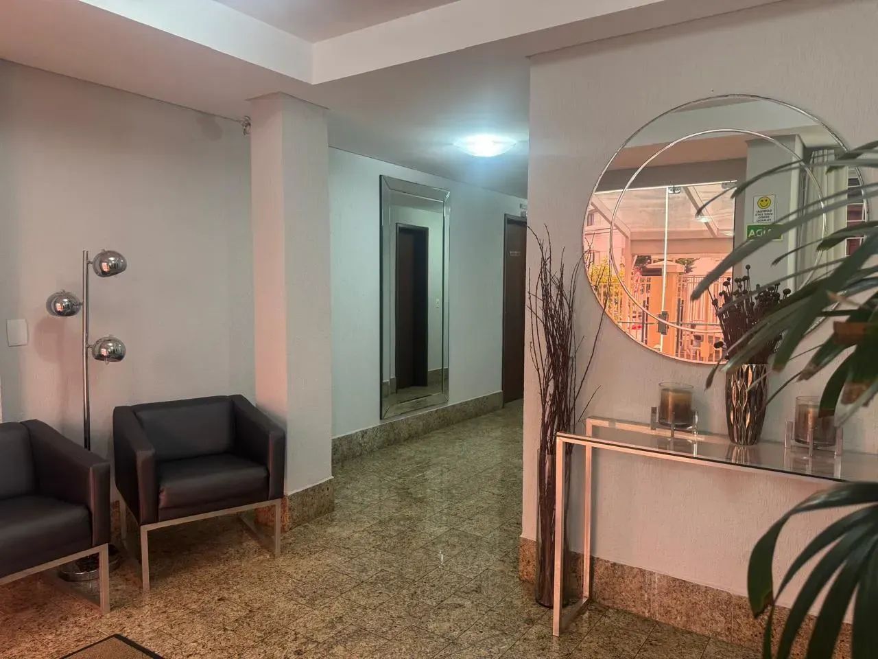 LOFT MODERNO E OBJETIVO COM  SACADA, GARAGEM E ELEVADOR.