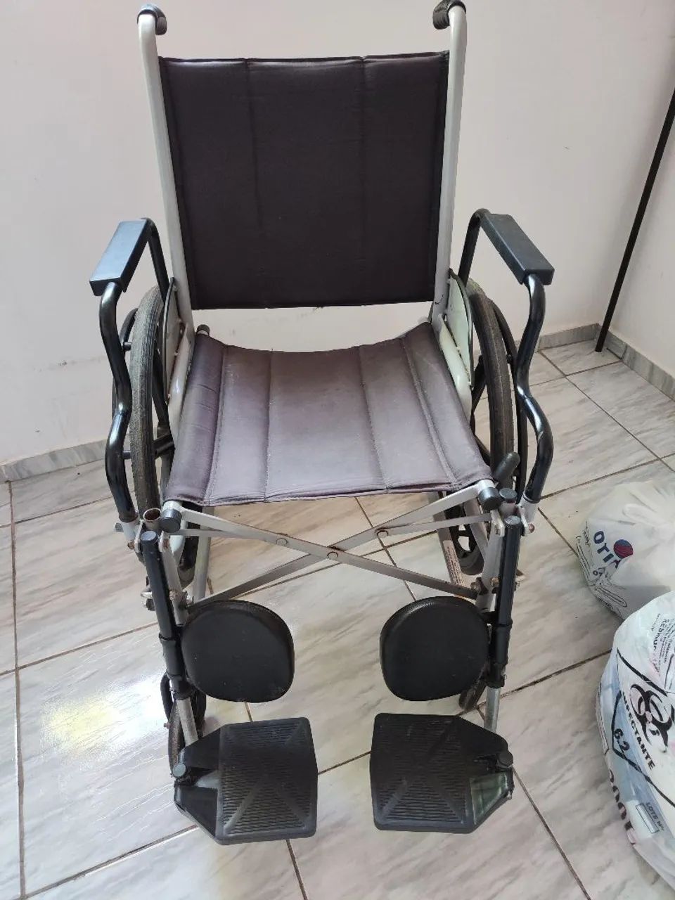 Vendo Cadeira de roda e banhos *31 - Foto 4