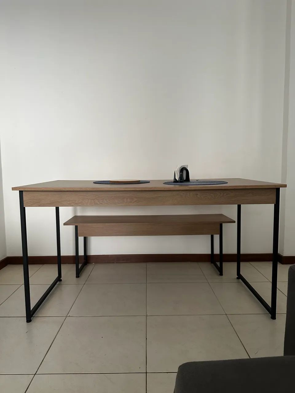 Mesa de jantar + 2 bancos 