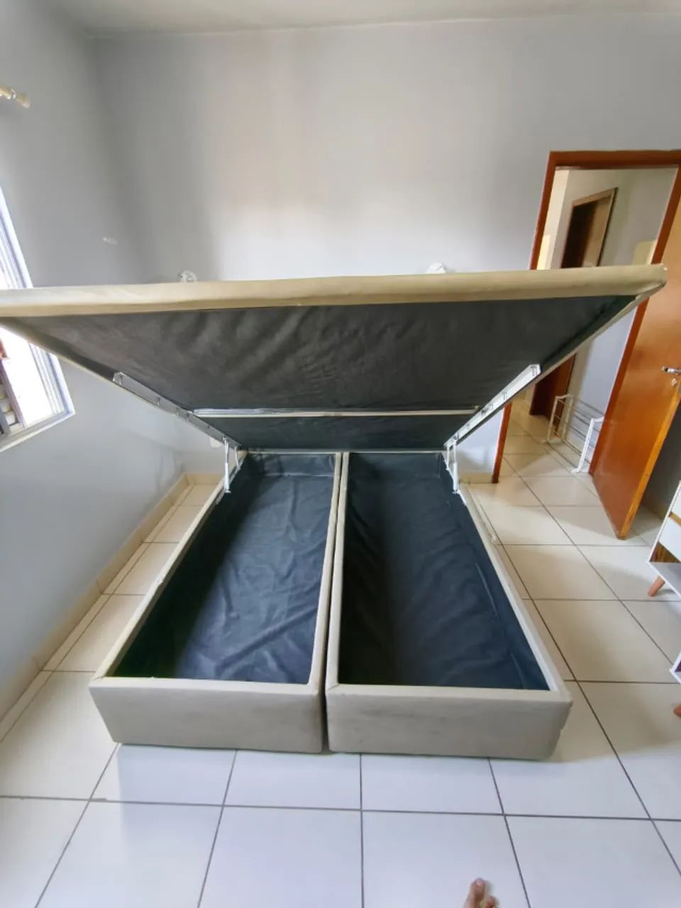 Cama baú tamanho Queen, com estrutura bem acabada excelente, e com 2 amortecedores - Foto 3