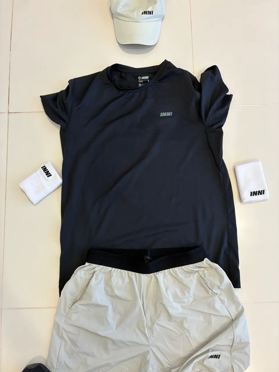 Kit roupas INNI: 1 camiseta, 1 shorts, 1 boné, 2 munhequeiras - Foto 2