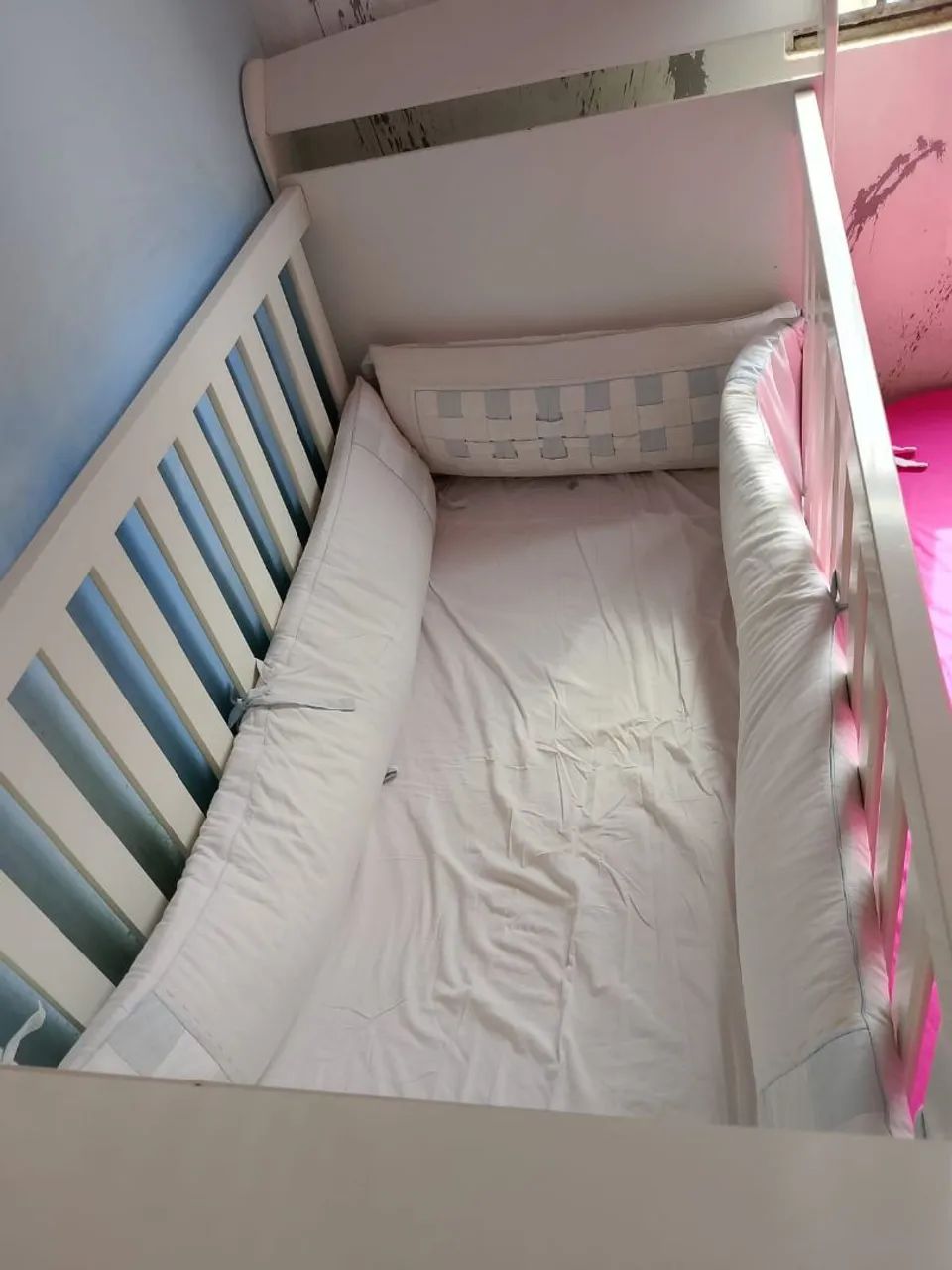 Berço infantil com protetores 