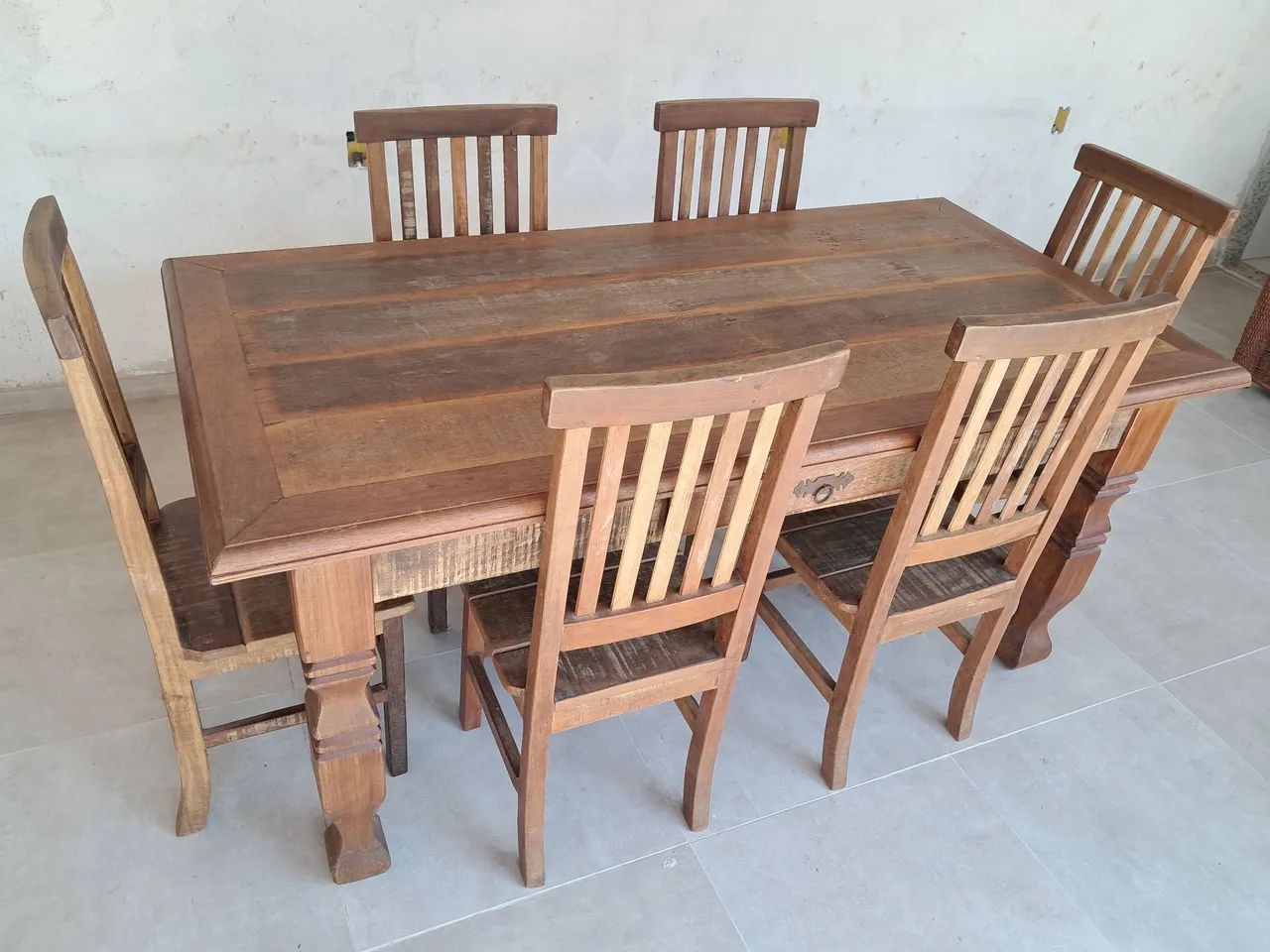 Mesa com 1 gaveta e 6 cadeiras de madeira demolição  - Foto 5