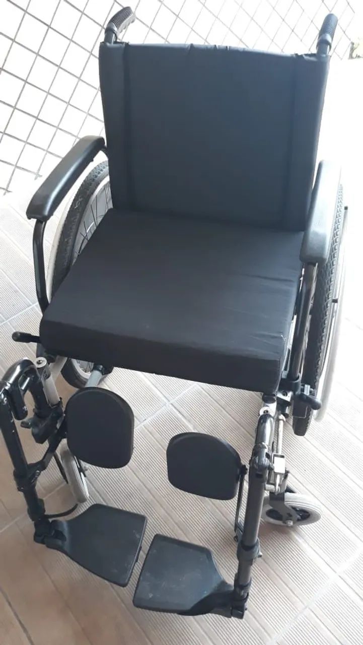 Vende-se cadeira de rodas.