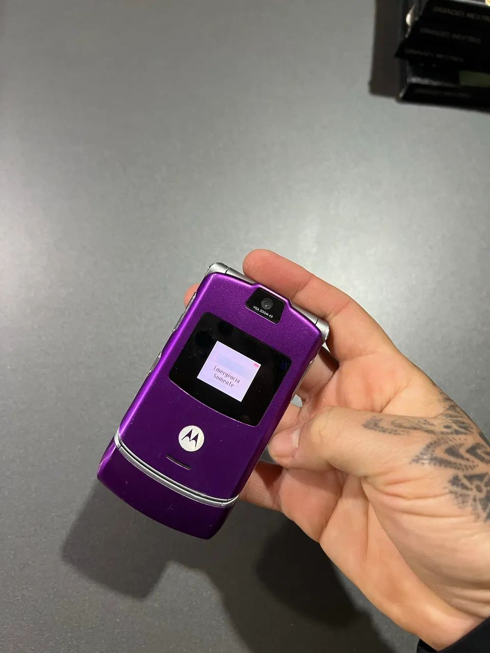 Celular antigo Motorola v3