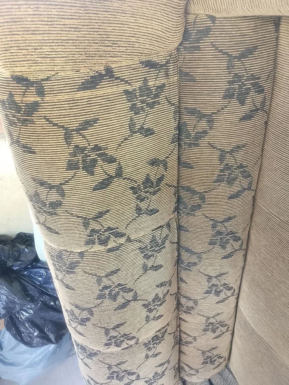 conjunto sofá marrom claro floral preto sem defeito  - Foto 4