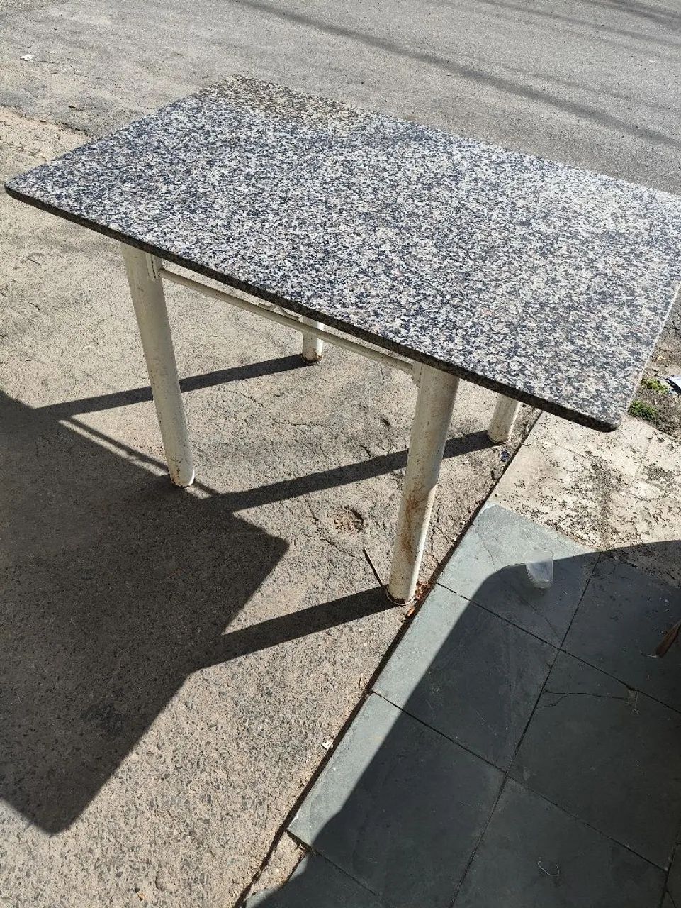 Mesa de Granito com Base de Metal - Resistente e Prática - Foto 2