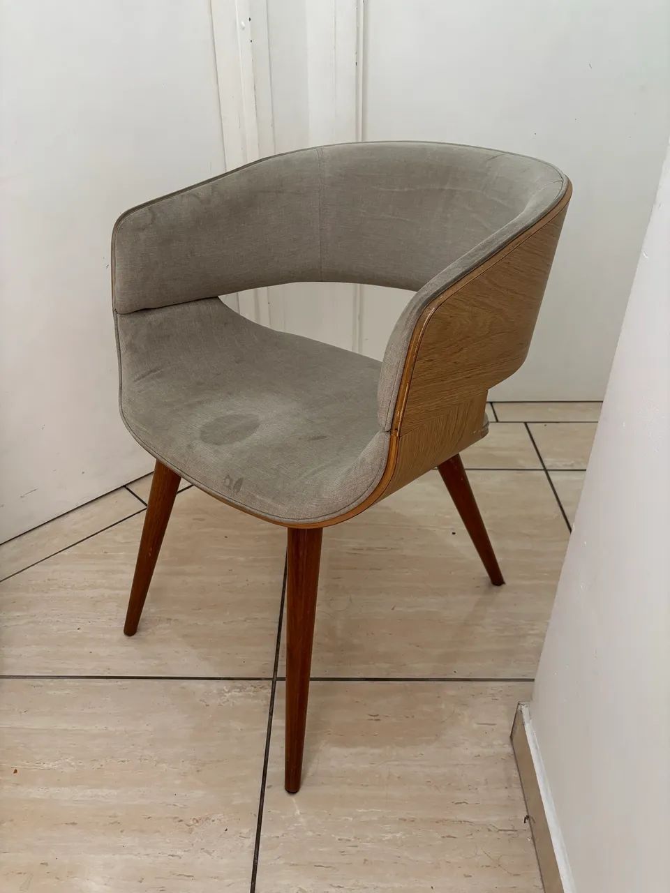 Poltrona Betina Madeira Vintage para sala