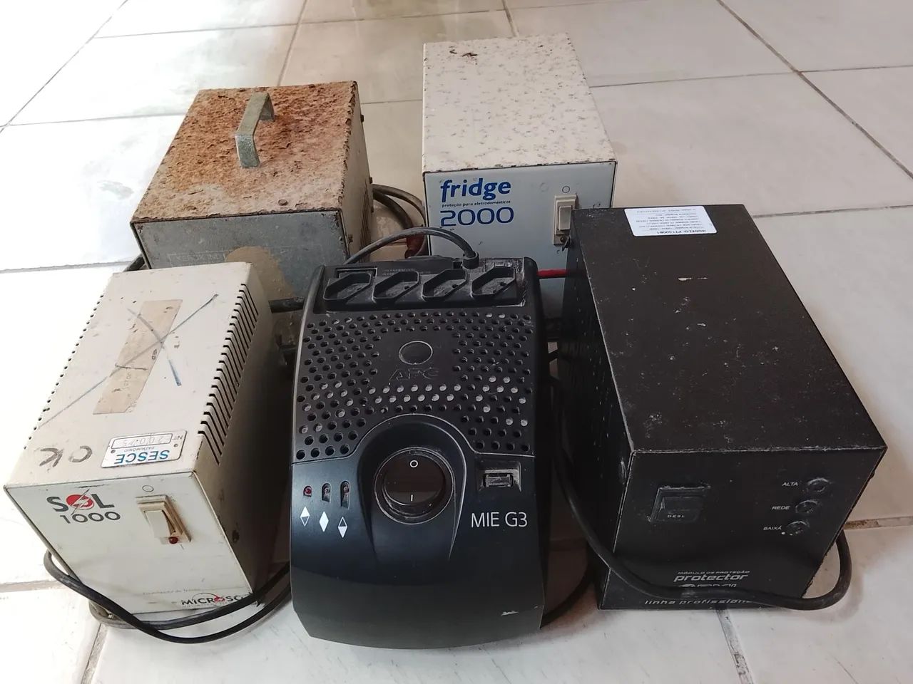 Vendo: 1 transformador, é 4 estabilizador 