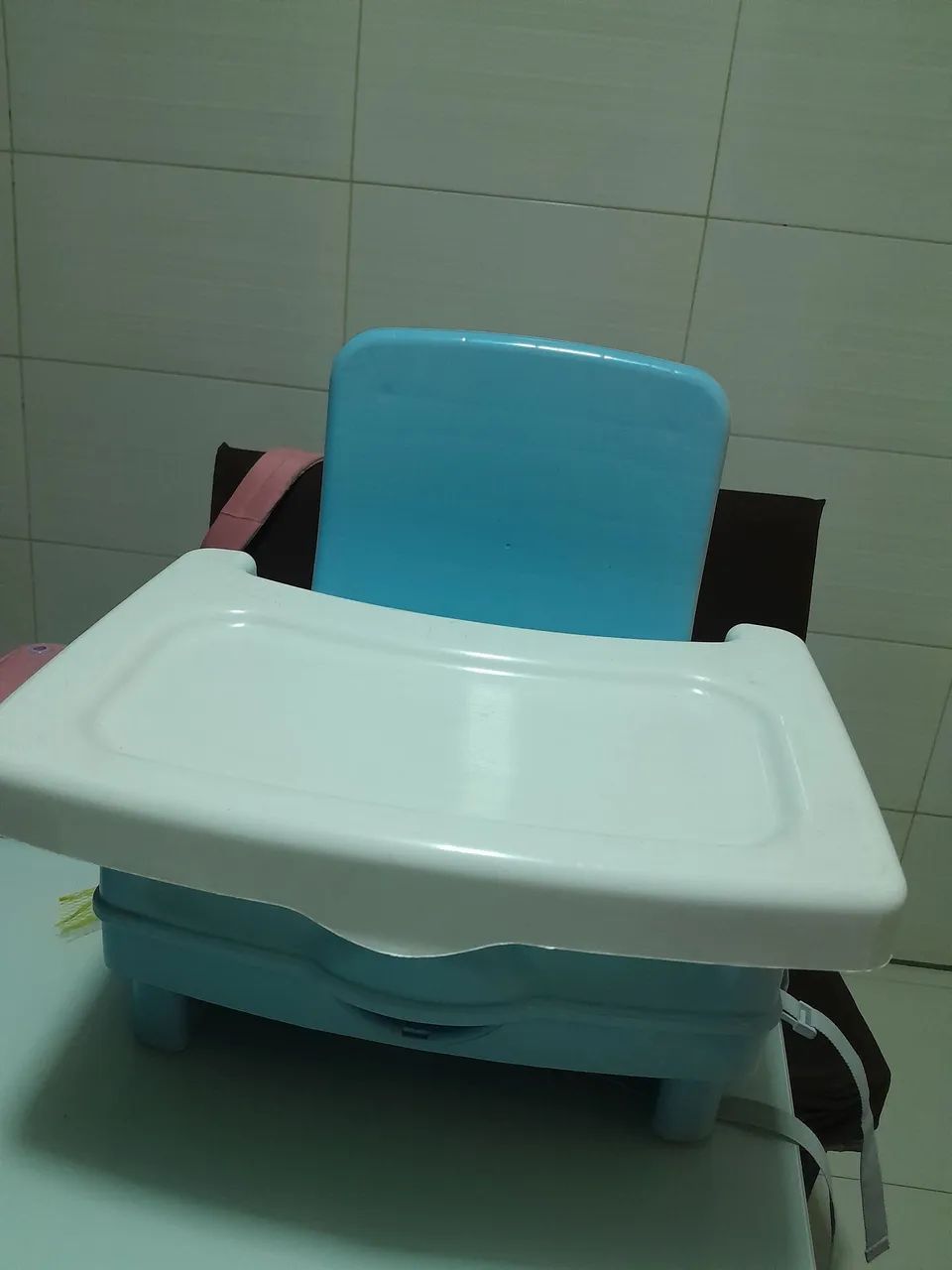 Cadeira de alimentação portátil seminova. Azul e branca. - Foto 2