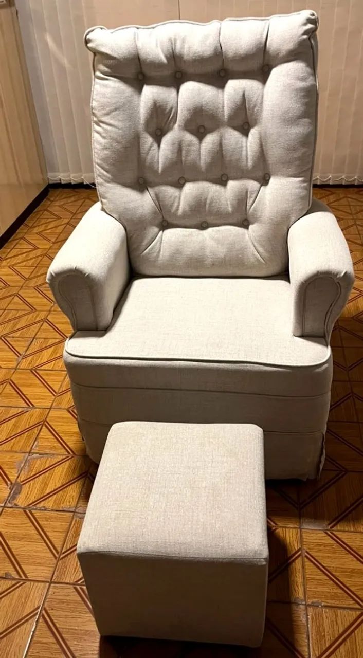 Poltrona Amamentaç ão Balanço + Puff Bege Capitonê - Foto 2