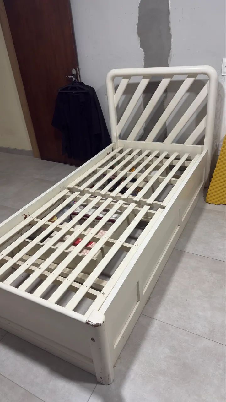 Cama de madeira maciça