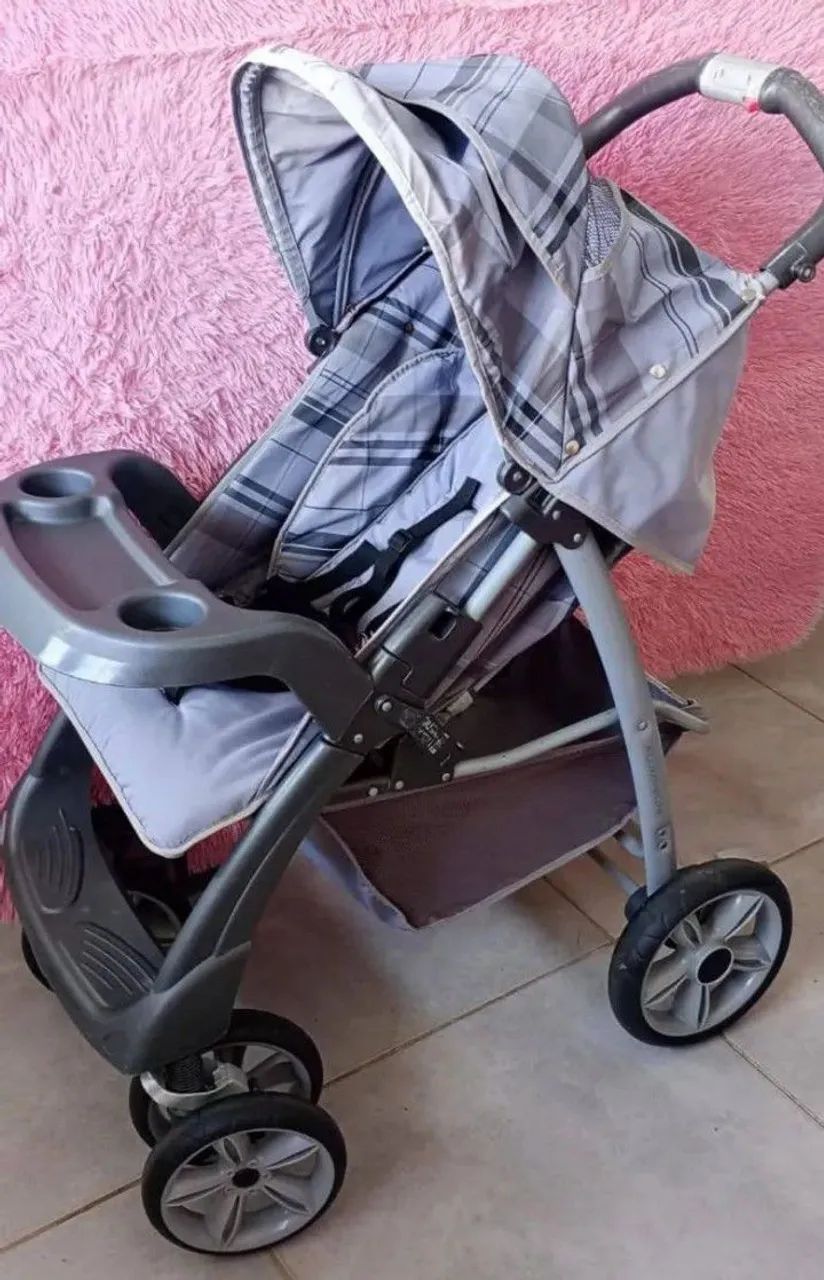Carrinho de bebê e bebê conforto 