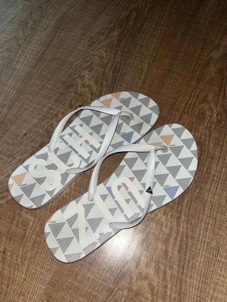 Chinelo Schutz Triangle Branco