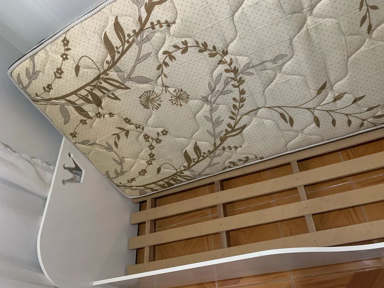 Cama e colchão solteiro 