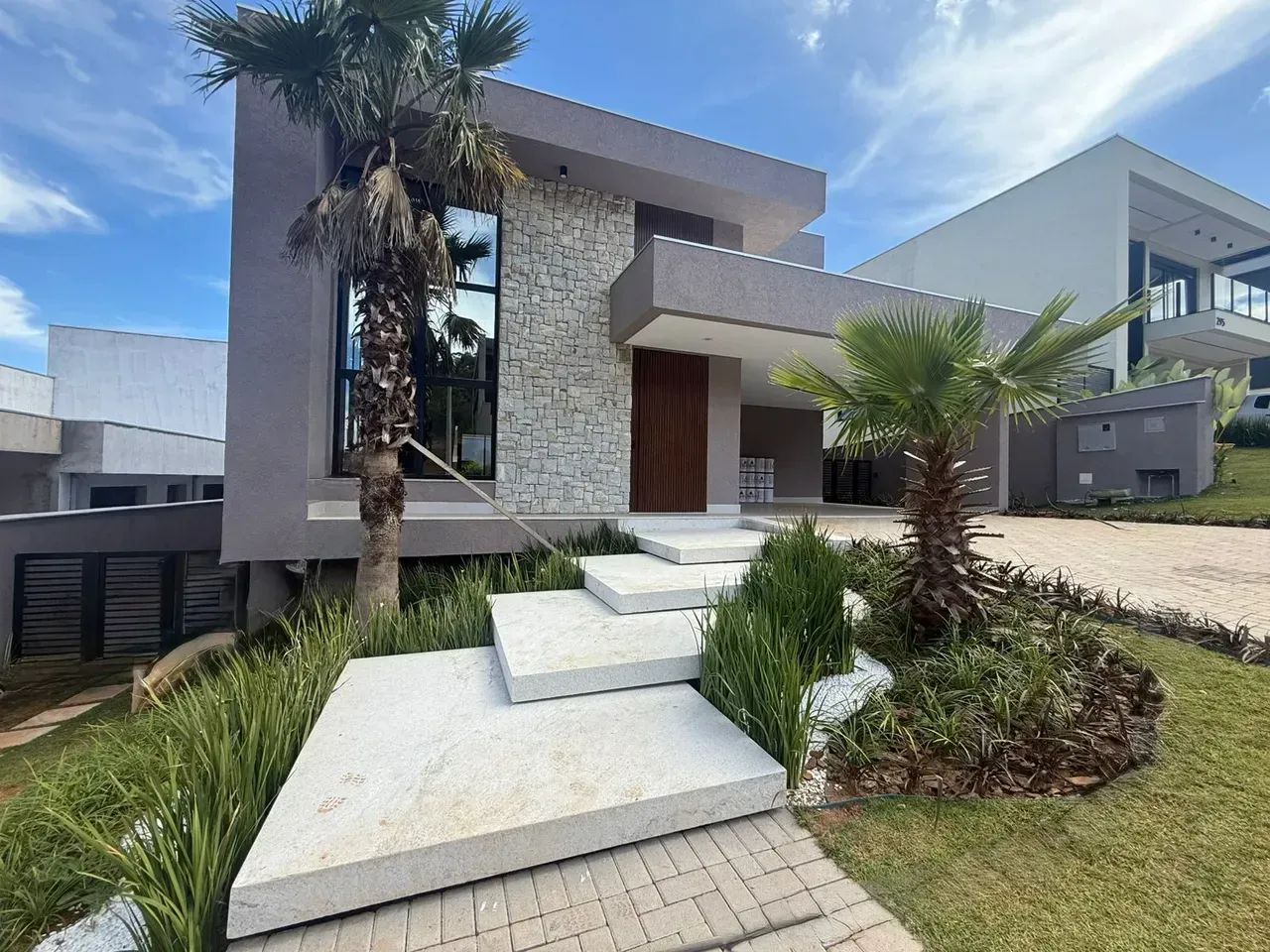Esta residência une sofisticação, conforto e sustentabilidade em um projeto linear moderno