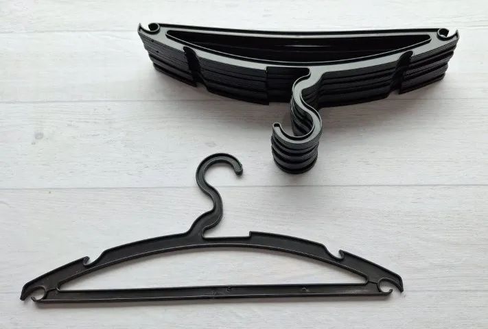 Kit 70 Cabides Pretos de Plástico 40 cm  - Foto 2