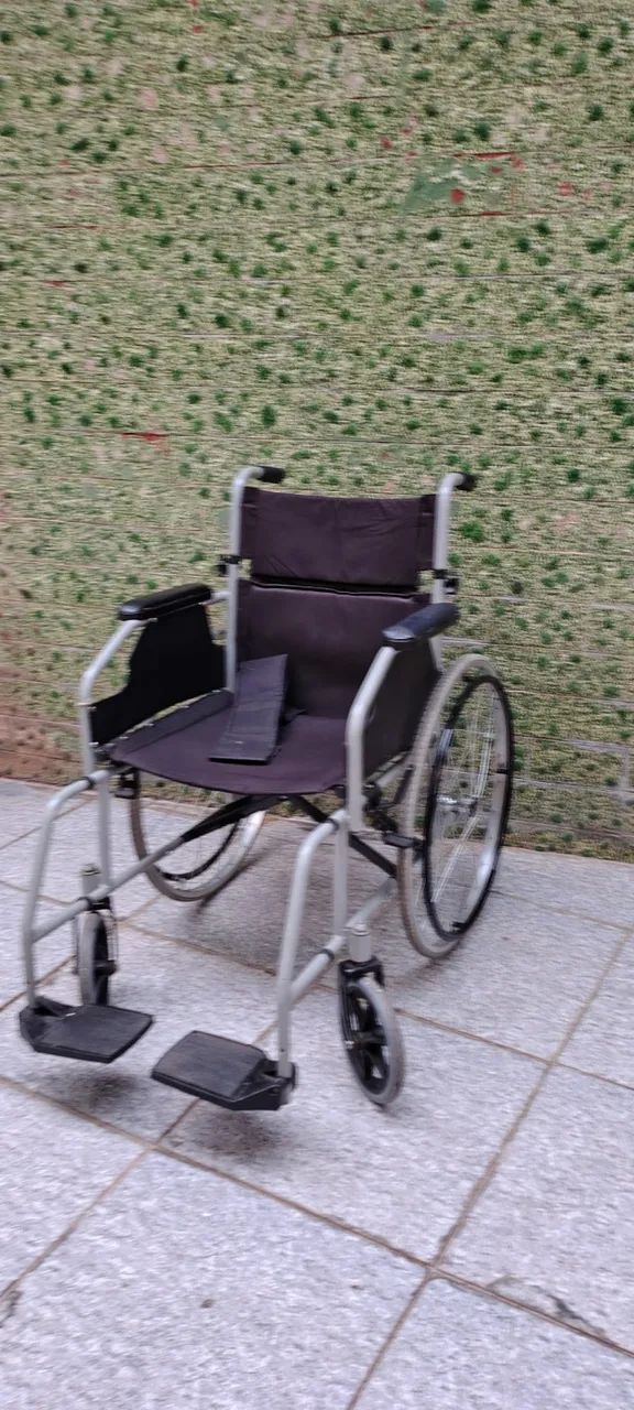 Cadeira de rodas semi nova  - Foto 3
