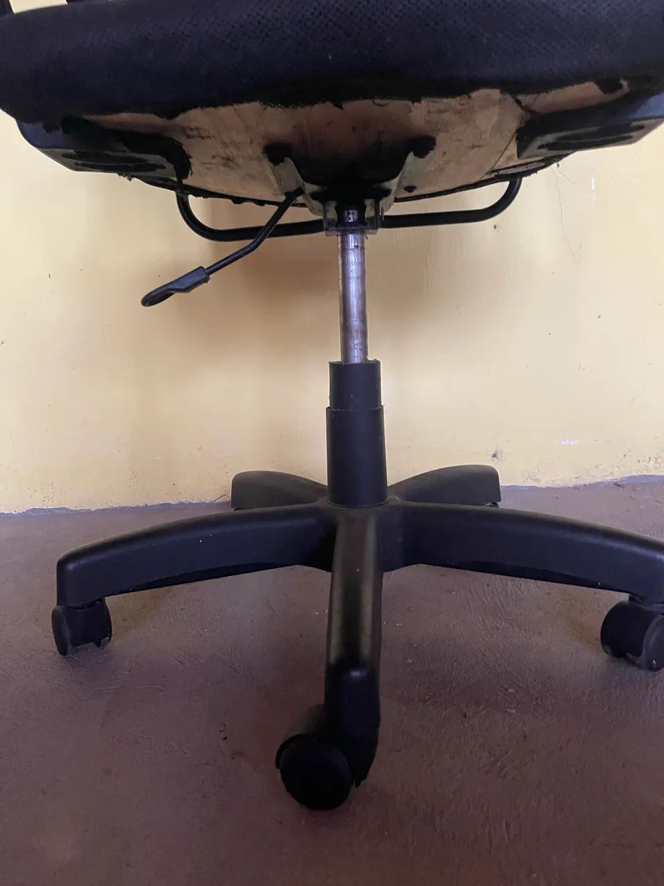 Cadeira de escritório semi nova - Foto 4