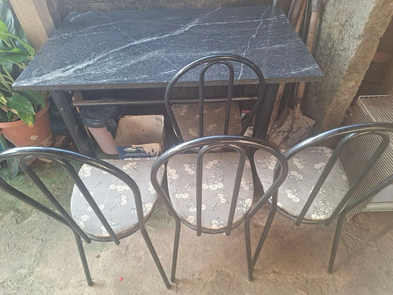 Vendo mesa de mármore com 4 cadeiras