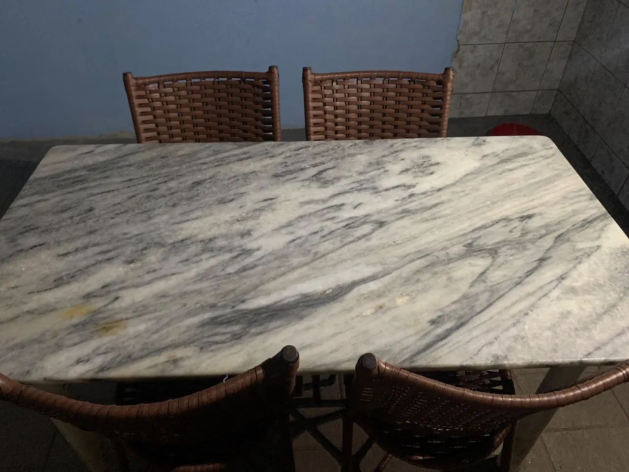Mesa com tampo de mármore,seis cadeiras.