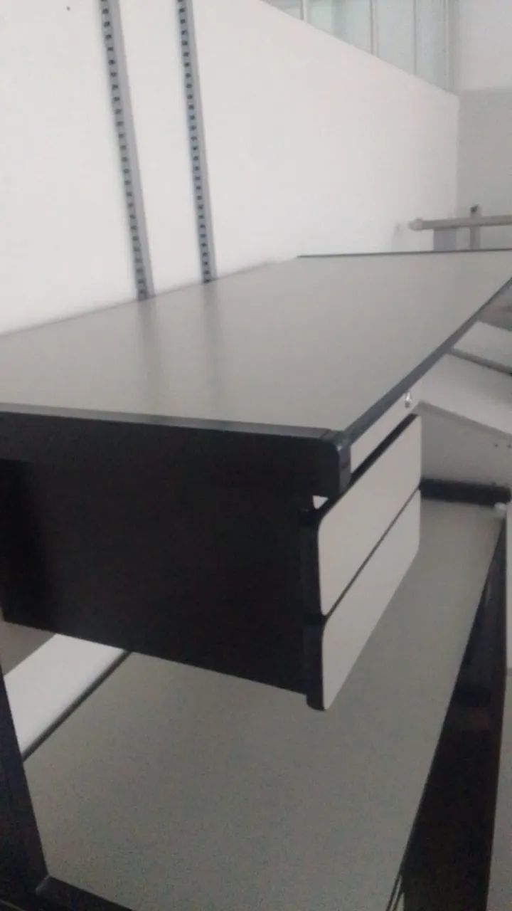 Mesa de escritório duas gavetas base de ferro - Foto 2