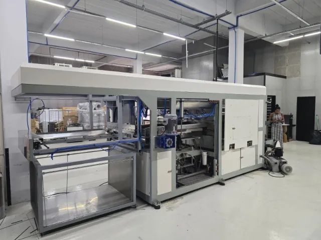 MÁQUINA DE VACCUM FORMING PARA FABRICAÇÂO DE EMBALAGENS PLÀSTICAS  - TEMOS 2 UN - RJ  - Foto 5