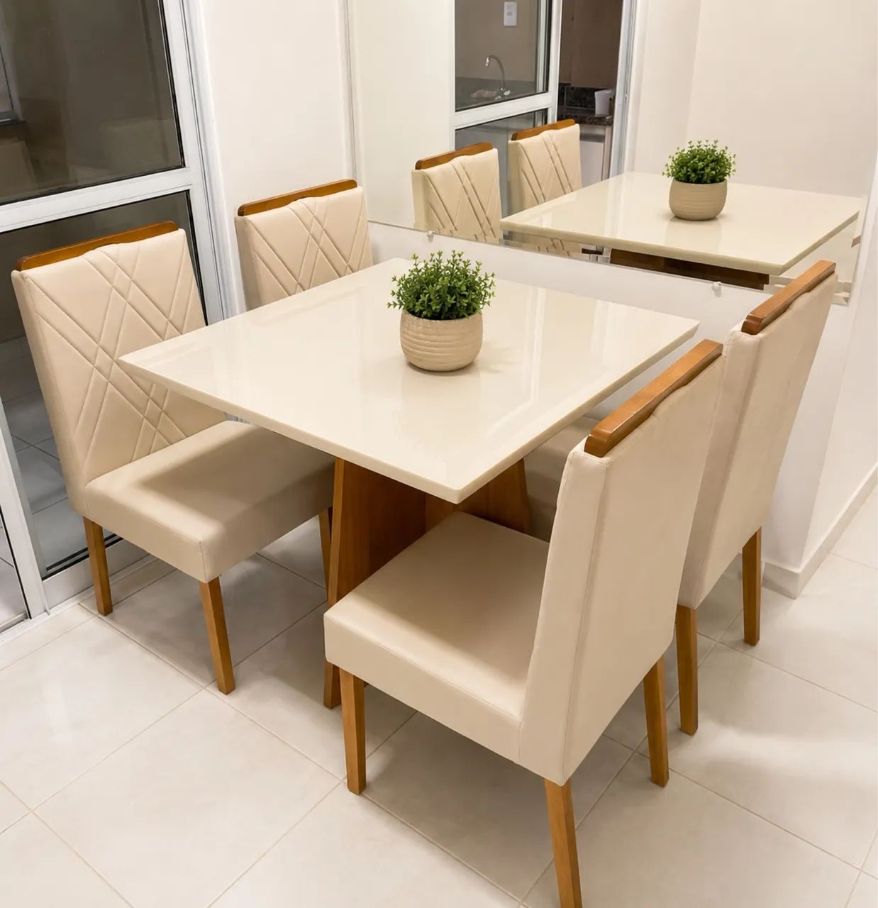 CONJUNTO MESA DE JANTAR COM 4 CADEIRAS - MEDIDAS 90x90