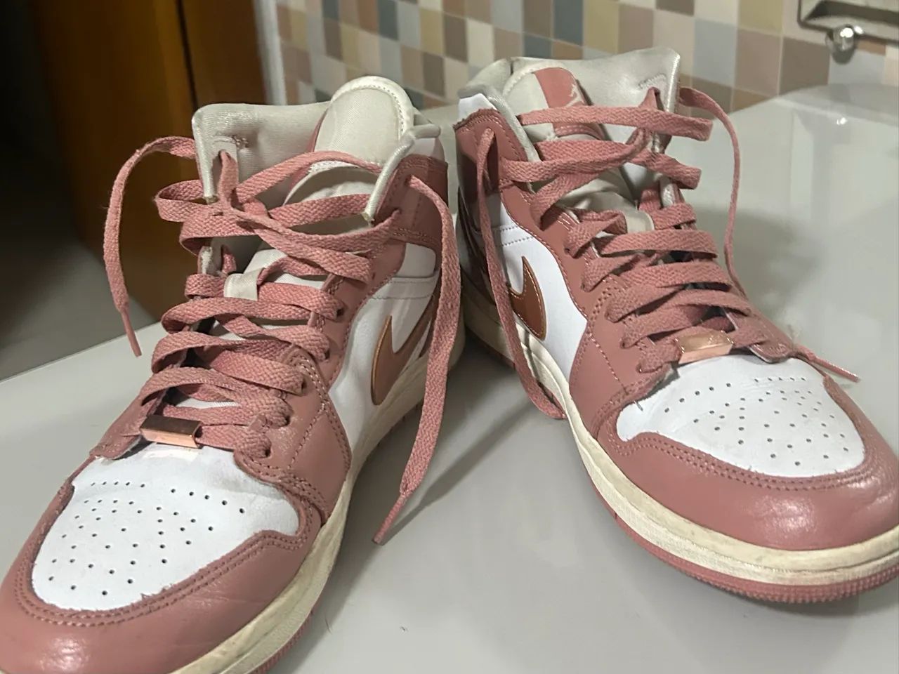 Air Jordan 1 Mid SE Red Stardust White Rosa - Foto 3