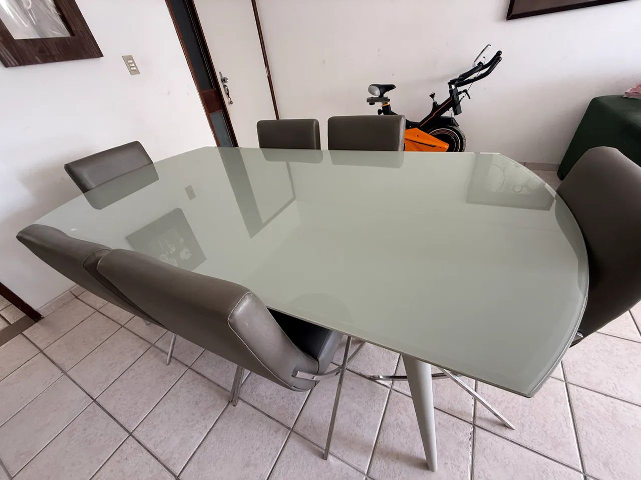 Mesa tampo de vidro 6 cadeiras Jacaúna 