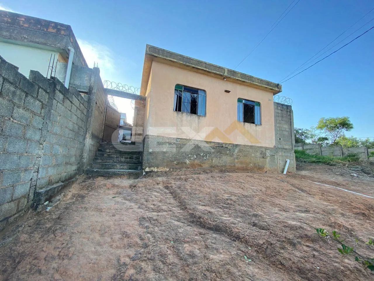Casa à Venda com 03 Quartos no Bairro Davanuze em Divinópolis MG.