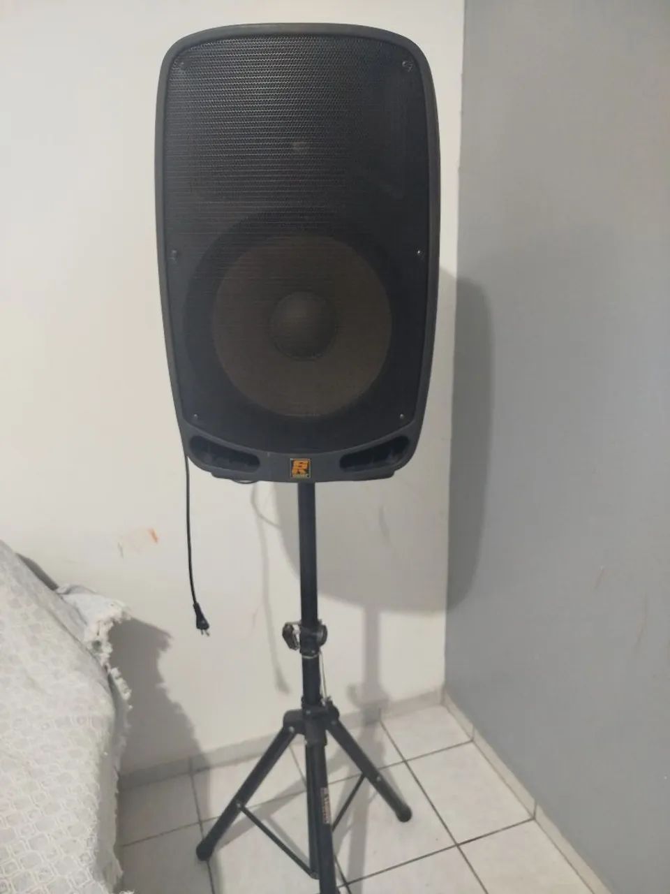 Caixa de som stander 1501 com tripé 