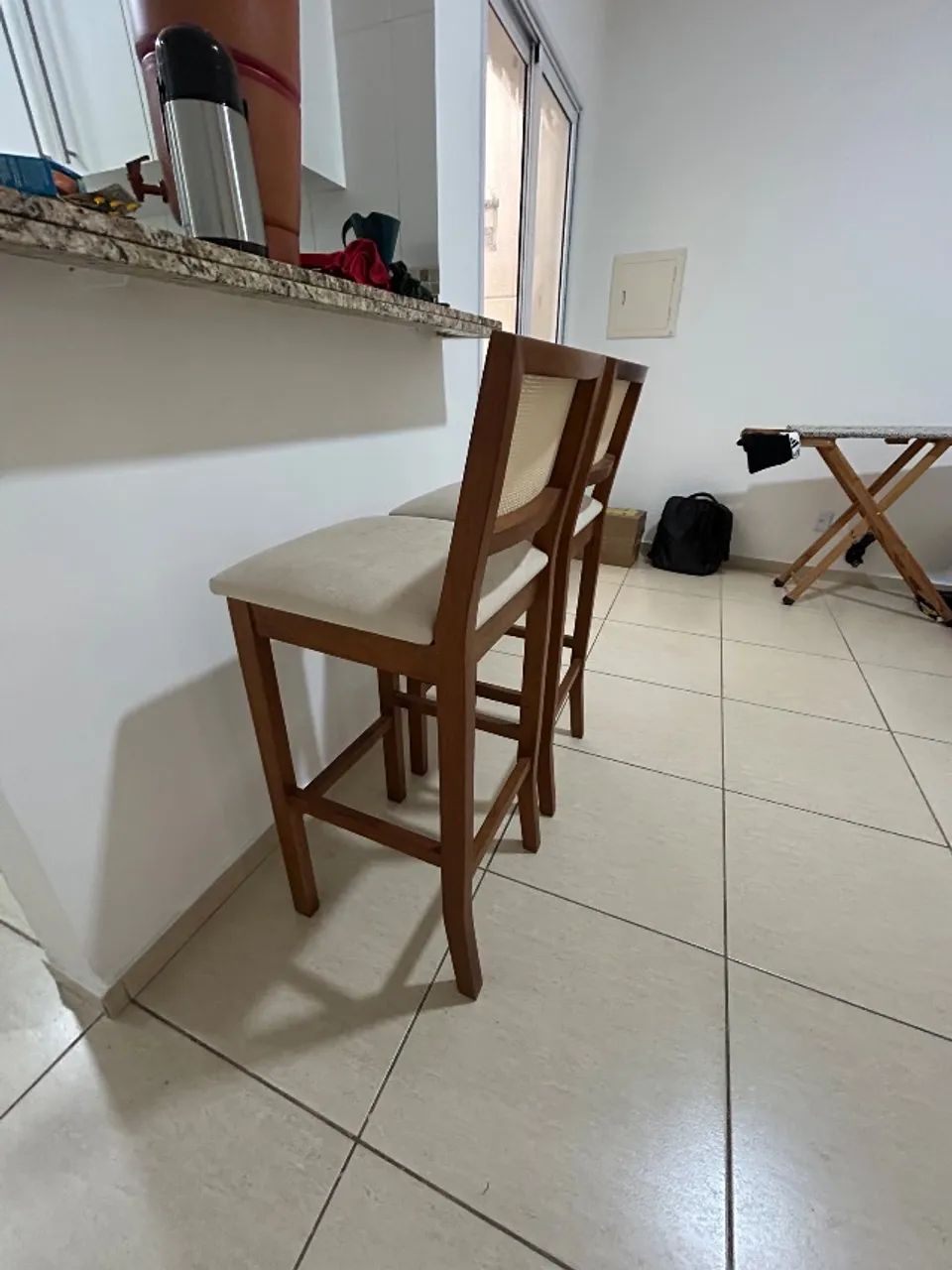 Banqueta praticamente nova em madeira peroba rosa - Foto 2