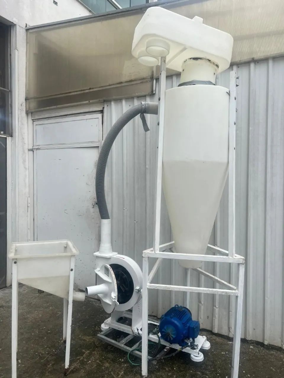Moinho de martelo 30 Kg/h marca Vieira. 