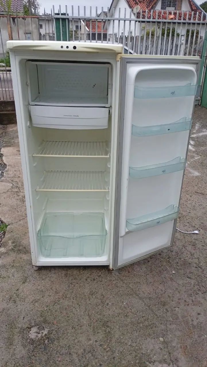 Vendo geladeira Electrolux funcionando perfeitamente  - Foto 2