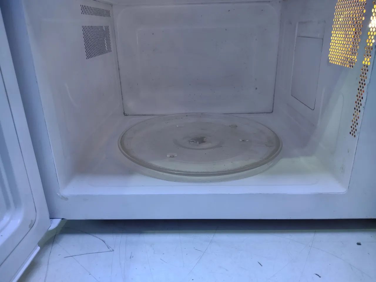 Micro-ondas Eletrolux 30 litros 220 volts funcionando perfeitamente  - Foto 4