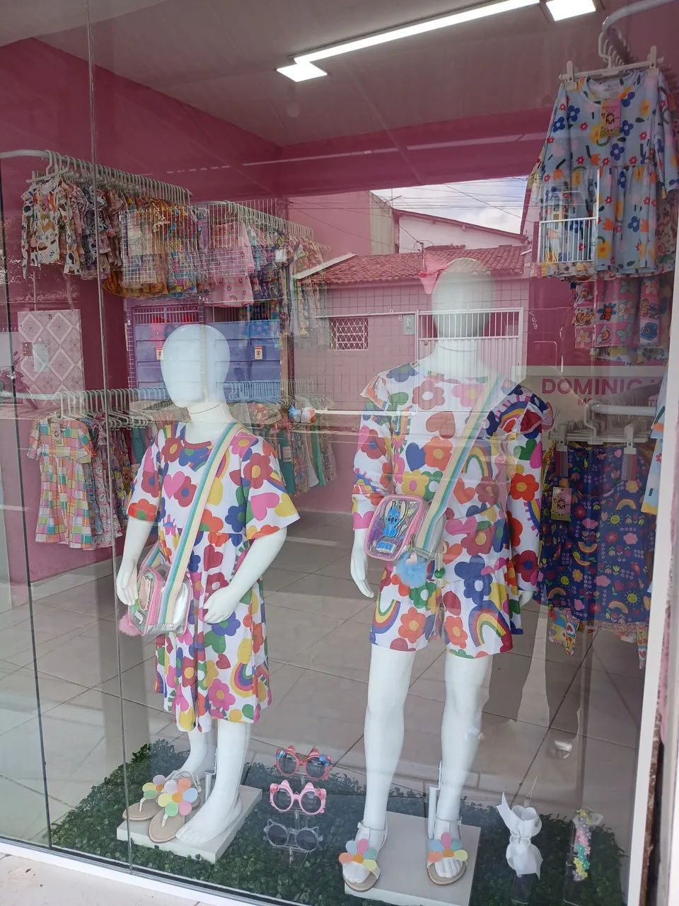 Vendo vitrine e porta de vidro ideal para casas e comércio 