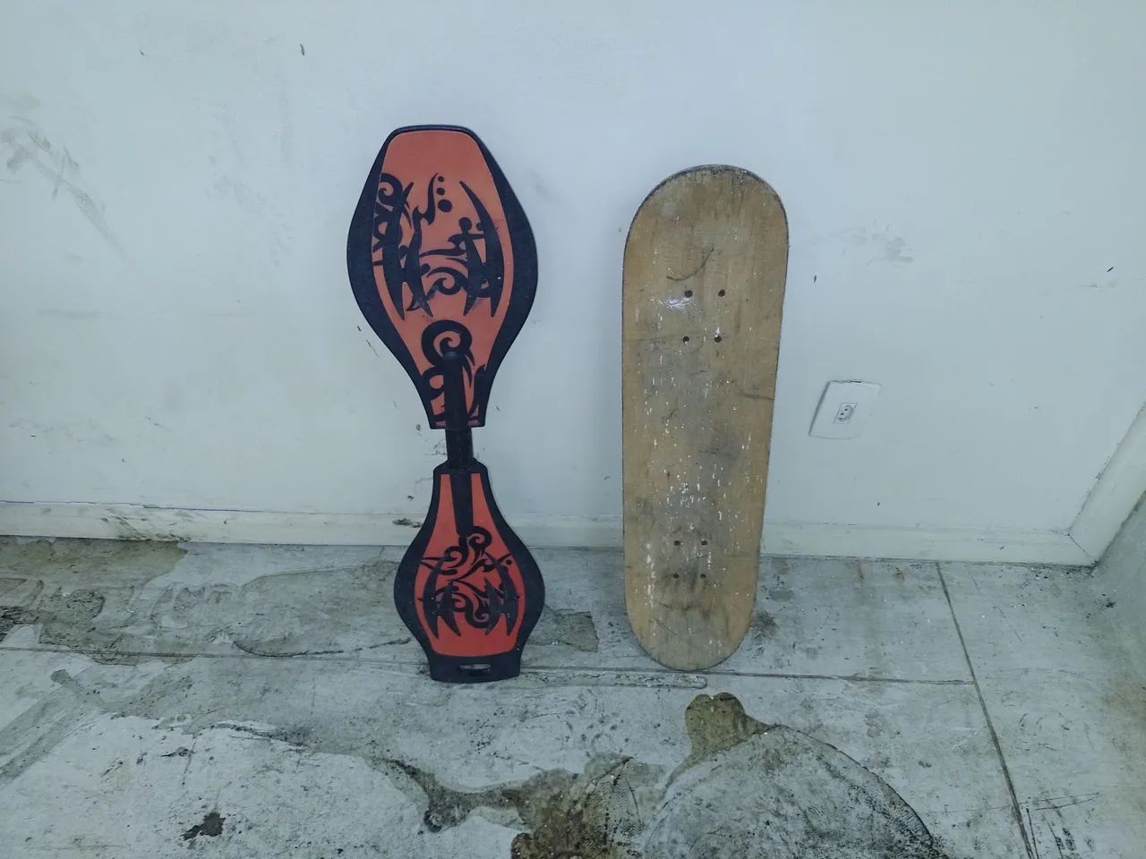 Skate original, 2u., com 2 e 4 rodas, bom estado. E outros.