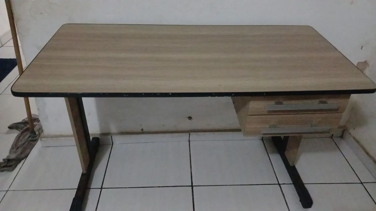 Mesa escritório semi nova c/2gavetas