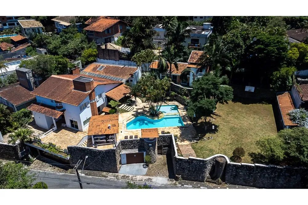 Casa com 6 dorms ( 4 suítes) Na Granja Viana