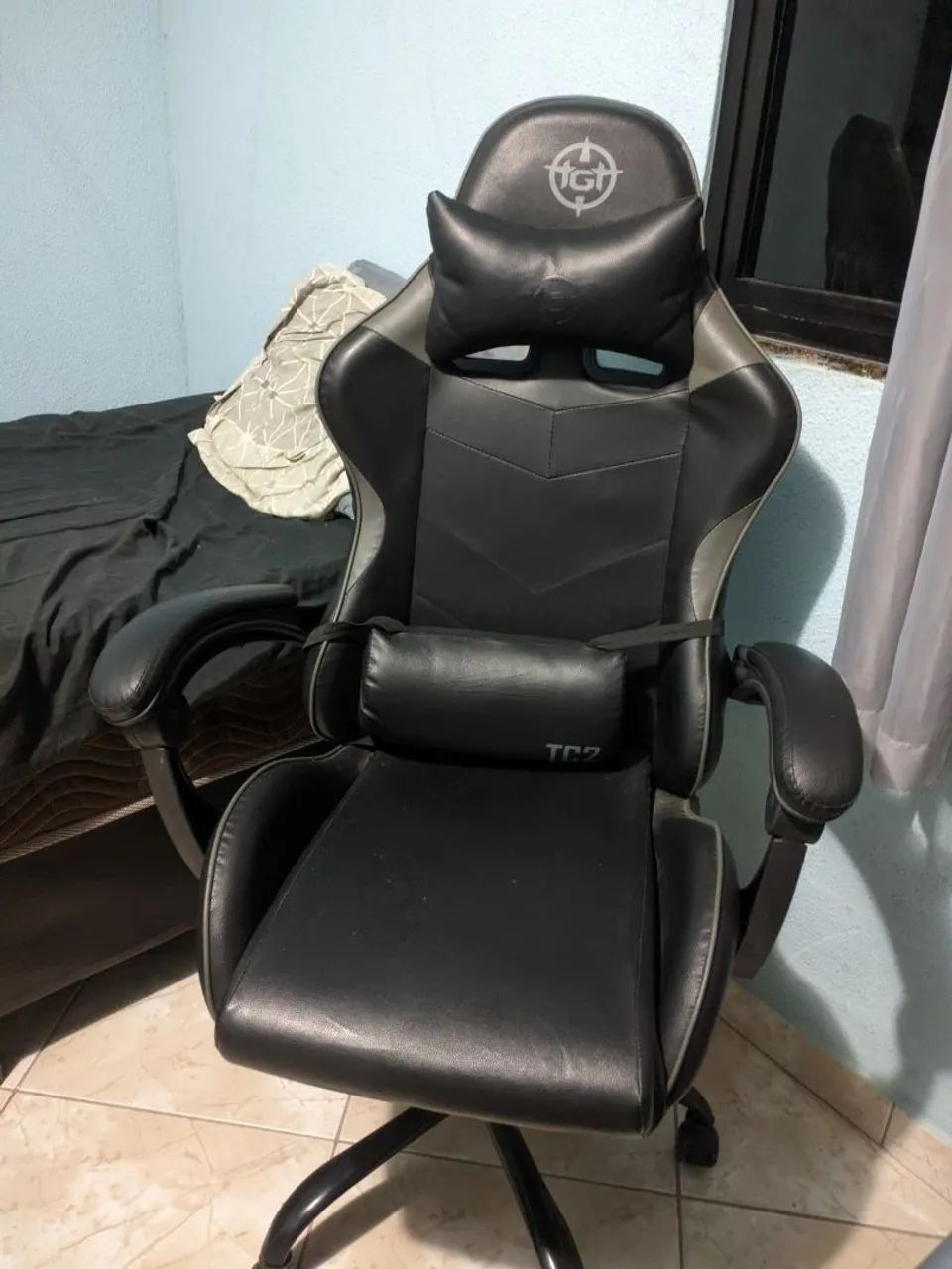 Semi-new gaming chair