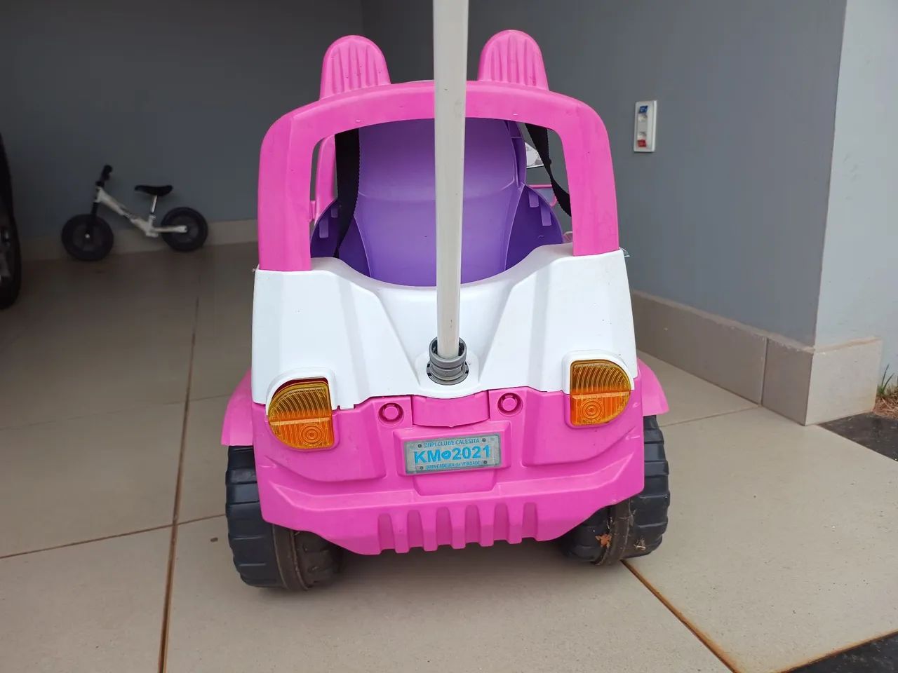 Carrinho de passeio infantil Jeep Calesita rosa com pedais