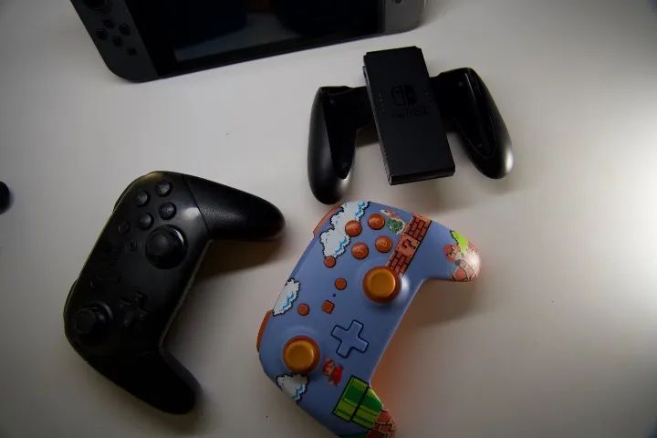 Nintendo Switch V2 impecável + 8 Jogos + Pro Controller + Joy-Con + controle com fio - Foto 2