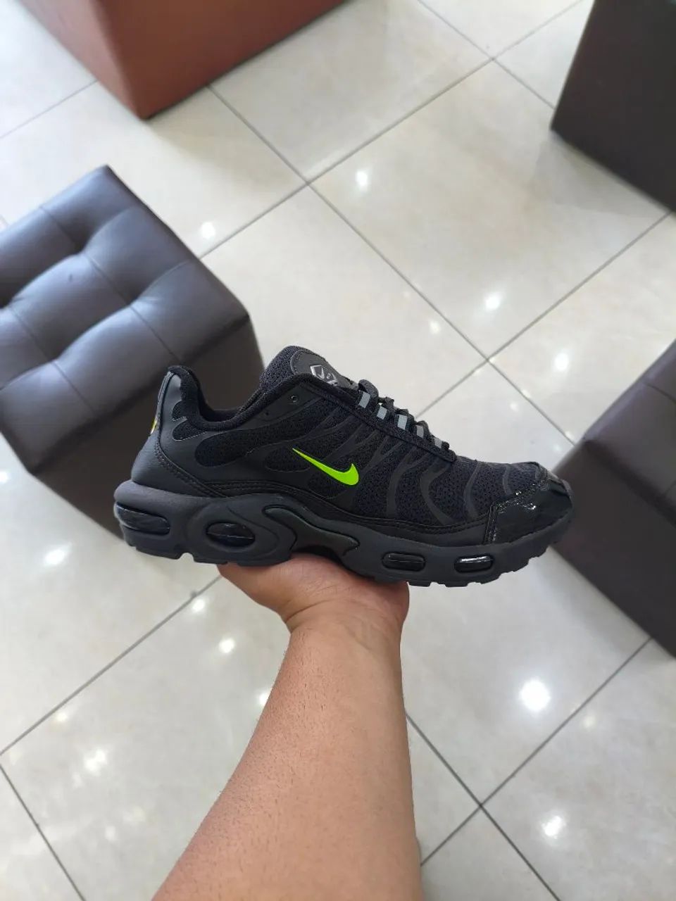 NIKE TN PRETO C VERDE