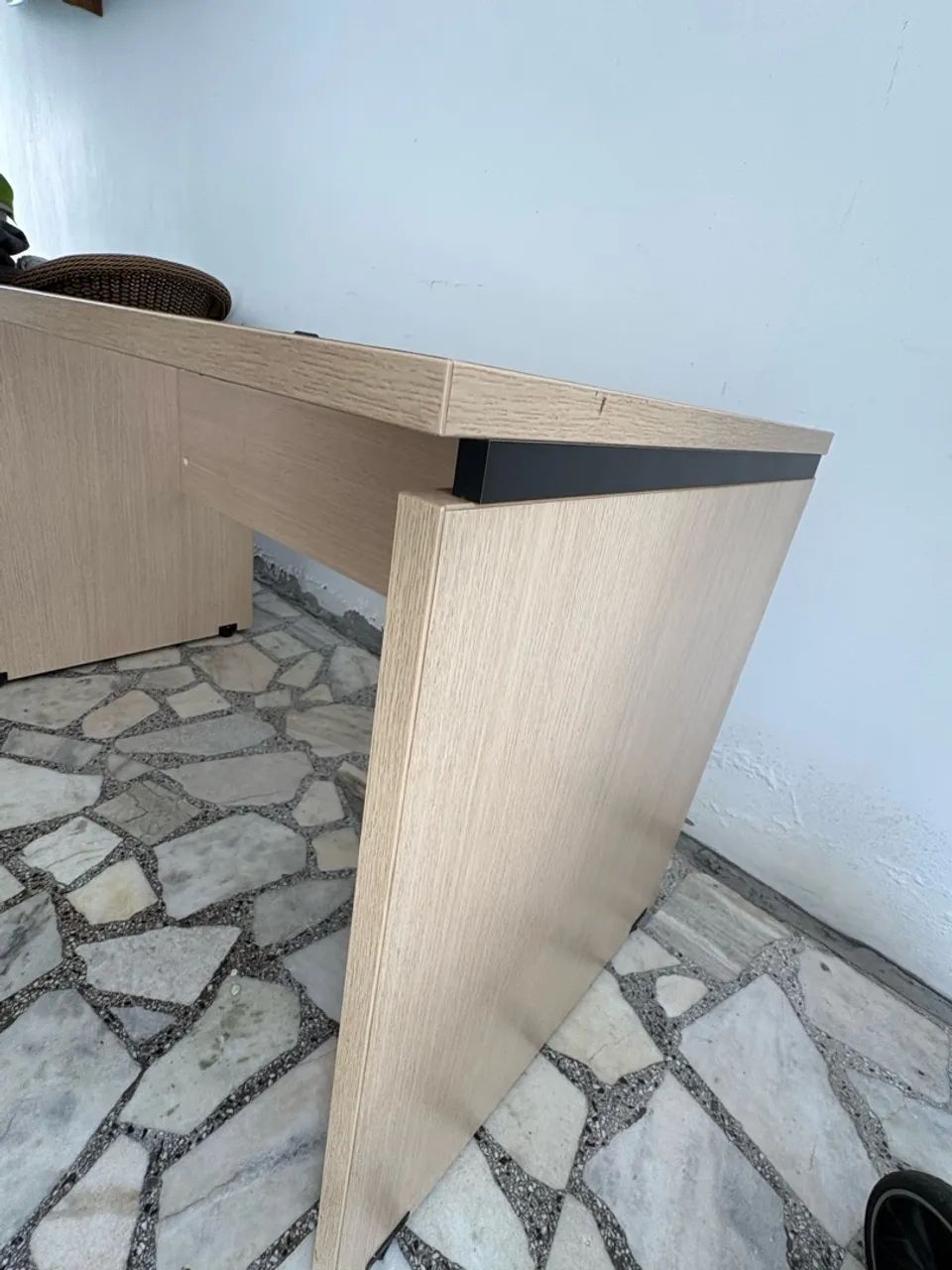 Escrivaninha/Mesa de Escritório com Gaveteiro e Chave - Foto 4