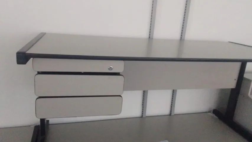Mesa de escritório duas gavetas base de ferro