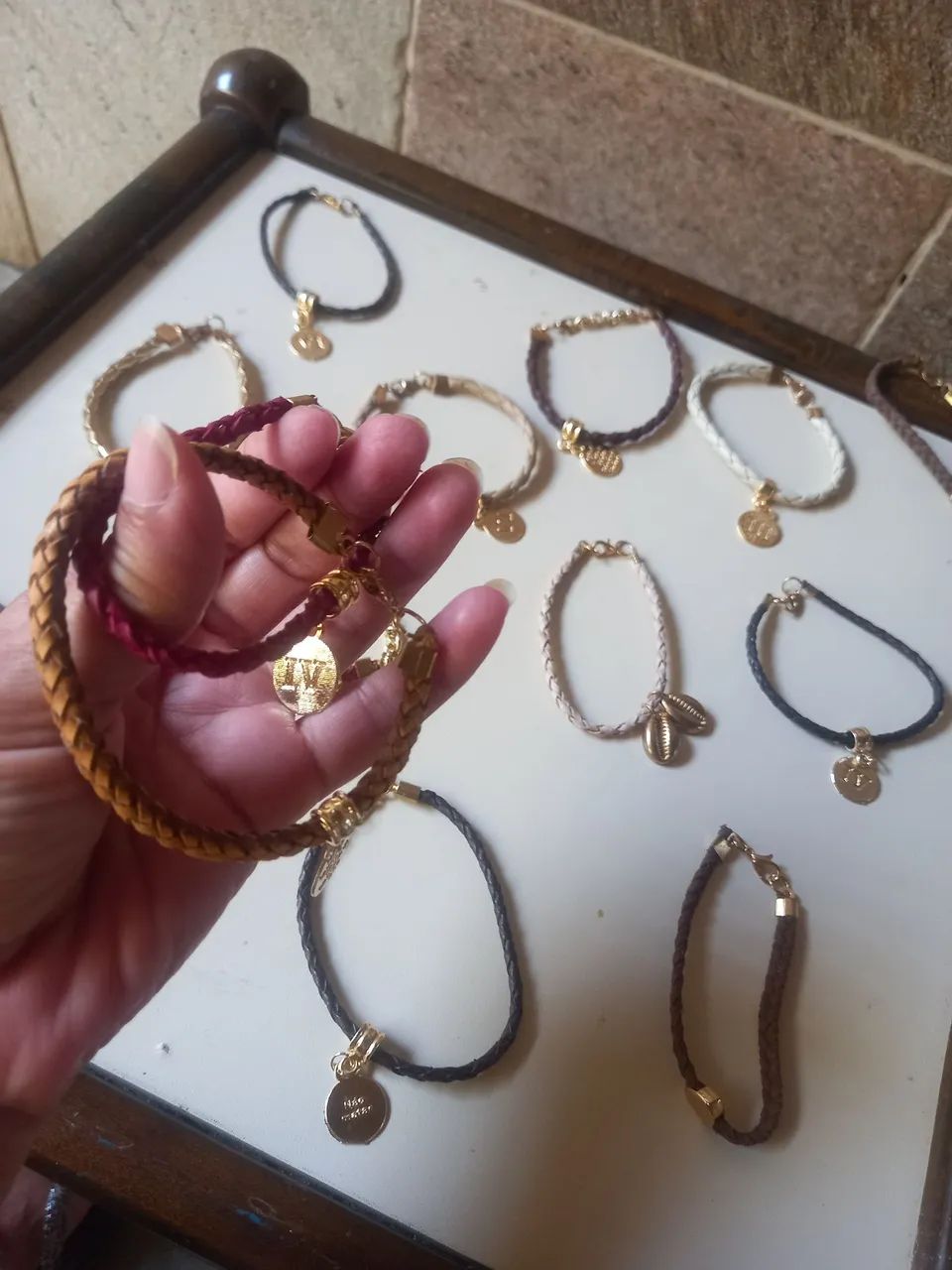 Pulseira courinho com pingente  - Foto 3